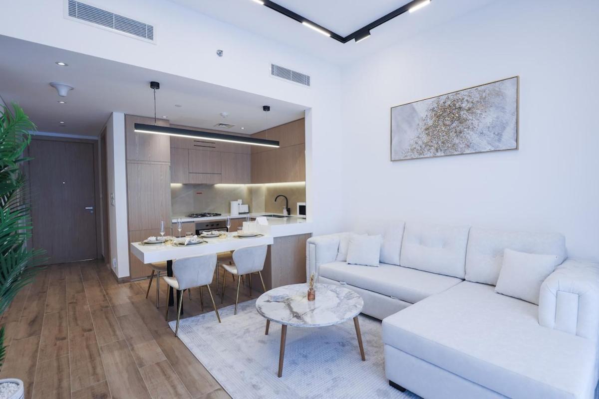 Chic 2br In Oakley Square Residence, Jvc Apartment *